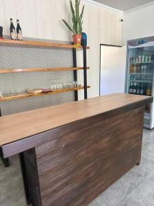 eine hölzerne Arbeitsplatte in einer Küche mit Kühlschrank in der Unterkunft Copetonas in Nono