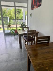 ein Esszimmer mit Holztischen und Stühlen in der Unterkunft Copetonas in Nono + 17 Fotos