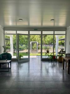 Großes Zimmer mit Glastüren und Fliesenboden. in der Unterkunft Copetonas in Nono