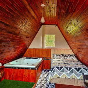 Camera con letto e vasca in mansarda di Chale da Montanha Capivari a Campina Grande do Sul