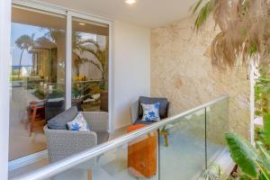 Istumisnurk majutusasutuses Chic Beachfront Condo Ocean View Rooftop Pools