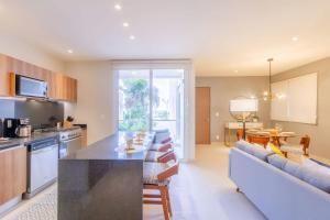 Köök või kööginurk majutusasutuses Chic Beachfront Condo Ocean View Rooftop Pools +34 fotot