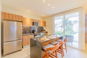 Köök või kööginurk majutusasutuses Chic Beachfront Condo Ocean View Rooftop Pools