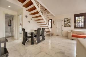 Χώρος καθιστικού στο Spacious Villa Laurisilva