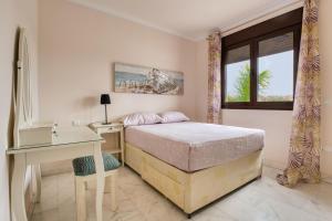 Ένα ή περισσότερα κρεβάτια σε δωμάτιο στο Spacious Villa Laurisilva +32 φωτογραφίες