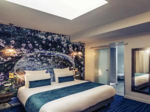 Ένα ή περισσότερα κρεβάτια σε δωμάτιο στο Hôtel Mercure Paris Suresnes Longchamp