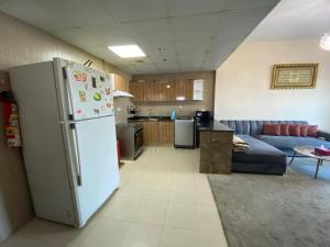 Η κουζίνα ή μικρή κουζίνα στο Lovely apartment in heart of Ajman