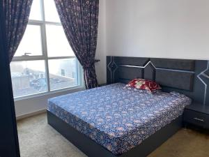 Ένα ή περισσότερα κρεβάτια σε δωμάτιο στο Lovely apartment in heart of Ajman