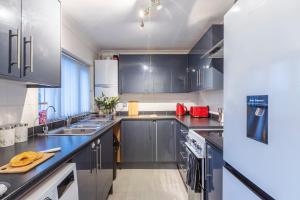 Η κουζίνα ή μικρή κουζίνα στο Stylish Two-Bed Apartment in Ashford +39 φωτογραφίες