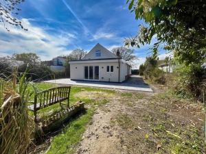 Το κτήριο όπου στεγάζεται  η παραθεριστική κατοικία