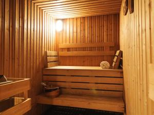 eine Sauna mit einer Bank in einem Holzzimmer in der Unterkunft Aparthotel Adagio Marseille Timone in Marseille