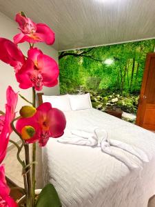 菲兰迪亚Hotel Sleep Well的一间卧室配有一张粉红色鲜花的床