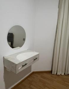 Almajidy Villa في القاهرة: حمام مع حوض أبيض ومرآة +15 صورة