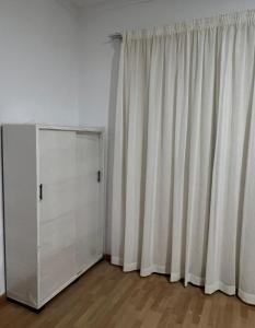 Almajidy Villa في القاهرة: خزانة بيضاء بجانب ستارة بيضاء