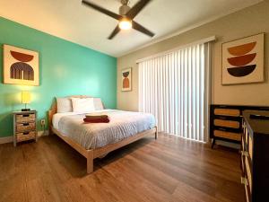 Postel nebo postele na pokoji v ubytování Golden Downey Designer Abode - Poolside Suite + 17 fotografií