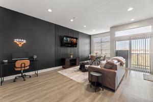 ダラスにあるLuxury Skyline Escape, FIFA World Cup, King Bed, Free Parking, DT View, Saunaのソファと机のあるリビングルーム +29枚の写真