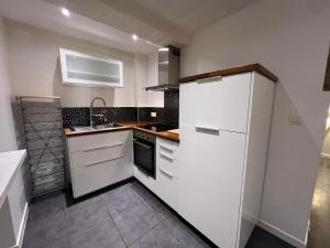 ロウファッハにあるSand & Chill - Studio 37Rのシンクと冷蔵庫を備えた白いキッチン