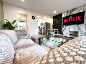 Posezení v ubytování Golden Downey Designer Abode - Poolside Suite