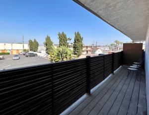 Balkón nebo terasa v ubytování Golden Downey Designer Abode - Poolside Suite