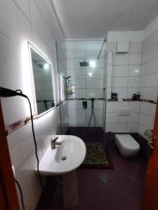 Ένα μπάνιο στο Preni Suites