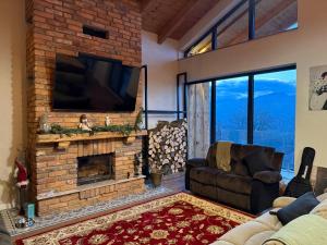 TV a/nebo společenská místnost v ubytování Chalet Village