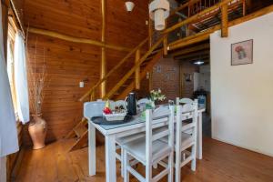 奥斯坦德Cabañas del Athuel的餐厅里摆放着一张白色餐桌和几把椅子。 更多13张照片