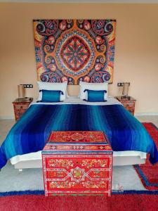 Chefchaouen Bedroom - Traditional Moroccan : غرفة نوم مع سرير مع لوحة للرأس ملونة