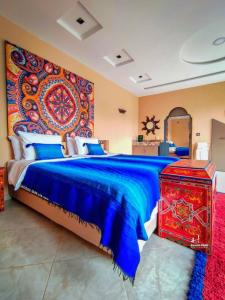 Chefchaouen Bedroom - Traditional Moroccan : غرفة نوم بسرير كبير مع نسيج كبير