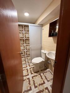 a bathroom with a toilet and a sink at Apartamento completo in Santa Marta