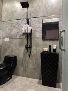 Ένα μπάνιο στο البروفيسور