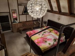 A bed or beds in a room at B & B De Pimpelmees