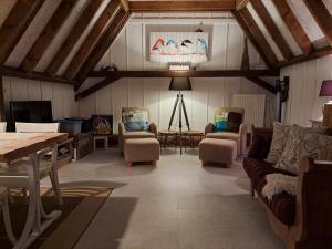 A television and/or entertainment centre at B & B De Pimpelmees