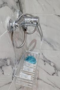 Un lavabo de baño con una toalla en un toallero en Central studio, en Kenitra