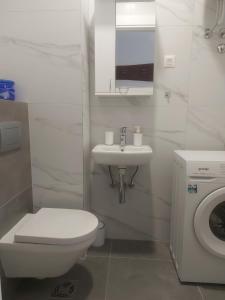 Ένα μπάνιο στο Kilenc Danube District 8 +14 φωτογραφίες