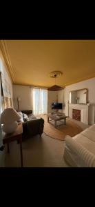 ein großes Wohnzimmer mit Couch und Tisch in der Unterkunft Sunray House - Sea View, 20m from the Beach in Felixstowe