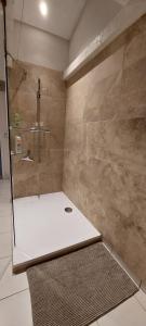 Ένα μπάνιο στο Suite Annexe Villa Simple Abri +11 φωτογραφίες