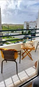 un balcone con un tavolo, un divano e un tavolo di Afife Beach Apartment ad Afife Altre 9 foto