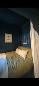 Bett in einem Zimmer mit blauer Wand in der Unterkunft Sunray House - Sea View, 20m from the Beach in Felixstowe