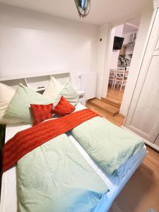 un letto con cuscini colorati sopra di Chalet im Wald mit Sauna a Schönwalde