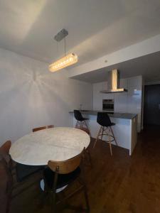 een keuken en eetkamer met een tafel en stoelen bij Cosy old port in Montreal