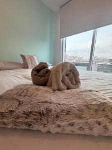 een knuffeldier ligt op een bed bij Cosy old port in Montreal