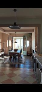 eine Küche und ein Esszimmer mit Tisch und Stühlen in der Unterkunft Sunray House - Sea View, 20m from the Beach in Felixstowe