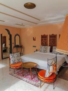 Ένα ή περισσότερα κρεβάτια σε δωμάτιο στο Fez Room - Traditional Moroccan Style