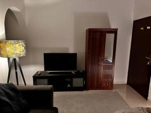 Μια τηλεόραση ή/και κέντρο ψυχαγωγίας στο Spacious Private Fully Furnished Room with Large Private Kitchen Near Oman Avenues Mall