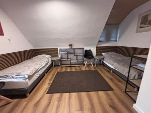 Ένα ή περισσότερα κρεβάτια σε δωμάτιο στο Komfortzimmer #5 für zwei Reisende mit 2 Betten, Gemeinschafts Bad und Küche +2 φωτογραφίες