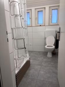 Ένα μπάνιο στο Komfortzimmer #5 für zwei Reisende mit 2 Betten, Gemeinschafts Bad und Küche