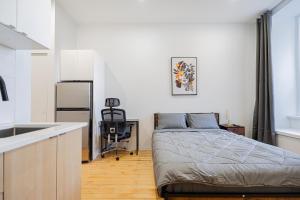une petite chambre avec un lit et une cuisine dans l'établissement Relaxing Studio for 2 Guest with parking, à Montréal