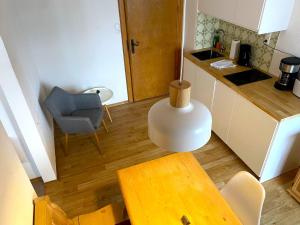 eine kleine Küche mit einem Tisch und einem Tisch sidx sidx sidx in der Unterkunft Apartmenthaus am Tegernsee - Studios mit Küchenzeile und mit Bus erreichbar in Bad Wiessee + 83 Fotos