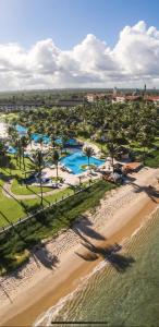 an aerial view of a resort with a beach at Beach Class Resort 2 quartos Muro Alto BMS in Porto De Galinhas