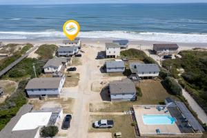 Un globo amarillo volando sobre una casa al lado de la playa. en 7144 - Dolphin Lookout ( formerly Sabah Vacations), en Wanchese